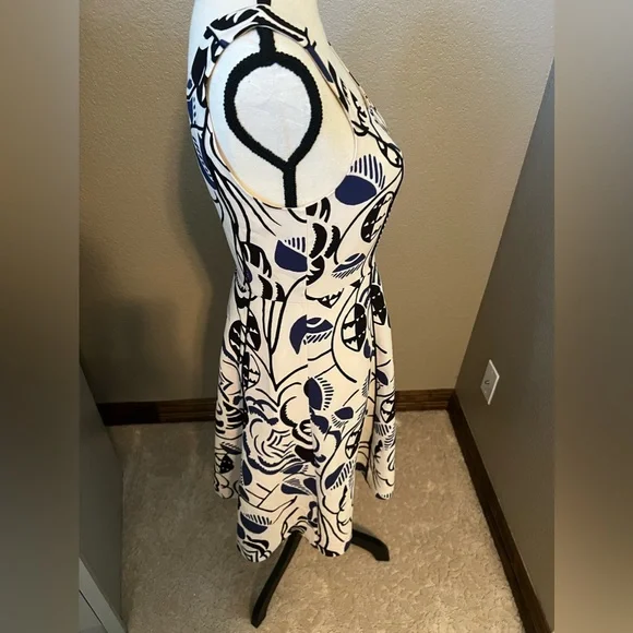 Anthropologie Vanessa Virginia Ink Set Bloom Fit &
Flare Dress Size 2 - Picture 3 of 9